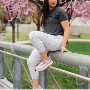 Zyia Silver Camo Metallic Pocket Light N Tight Hi Rise Capri Leggings Sz. 6-8